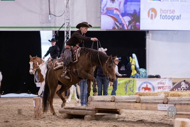 Evelyn beim Ranch Trail an einem Turnier