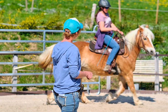 Evelyn Honegger erteilt Reitunterricht