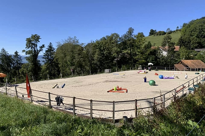 Parcours auf dem Reitplatz vom Stall Niderorn