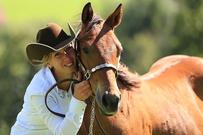 Evelyn Honegger mit ihrem Fohlen Sunny